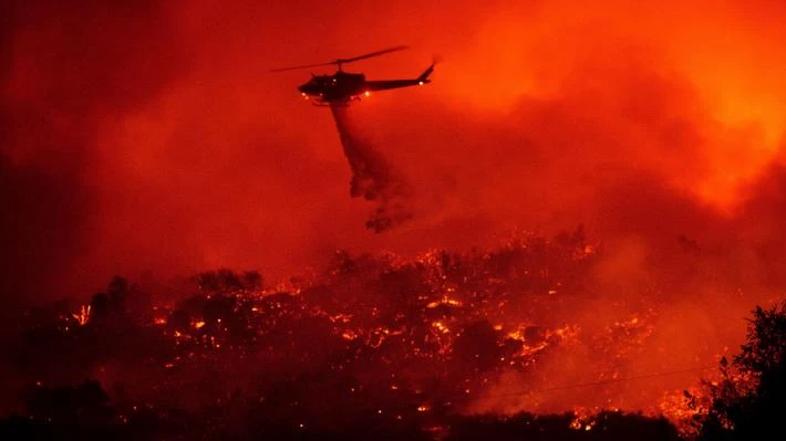 Μεγάλη πυρκαγιά στην Καλιφόρνια: Εκκενώνεται η Σάντα Μπάρμπαρα – Βίντεο